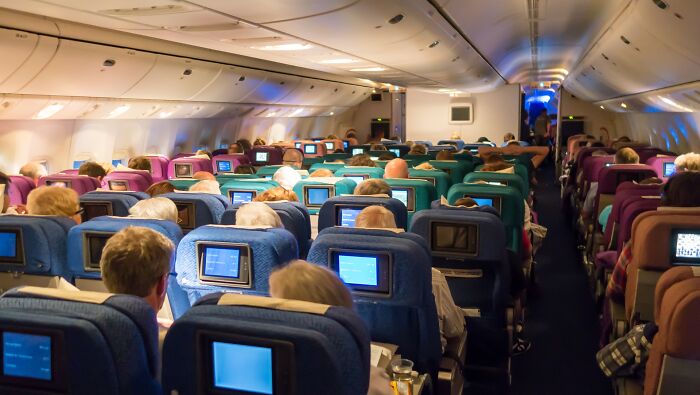 Este chico se negó a cambiar de asiento en el avión cuando una mujer le pidió que lo hiciera por "razones religiosas" y desata un drama a bordo