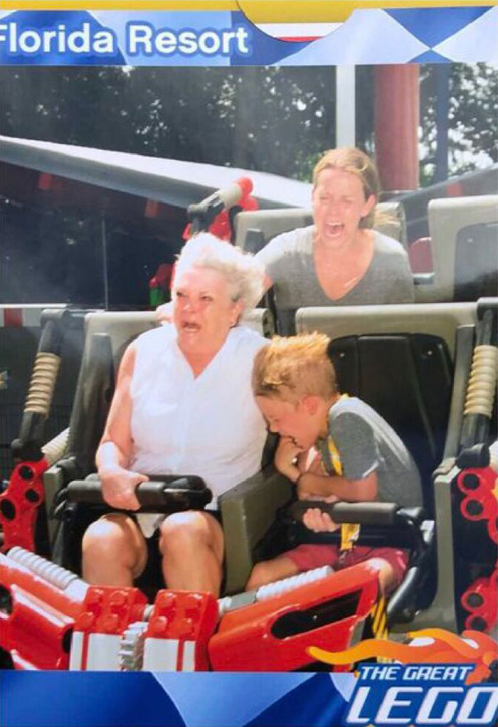 Mi madre y yo acompañamos a mi hijo en su 1ª montaña rusa en Legoland. Fue bien