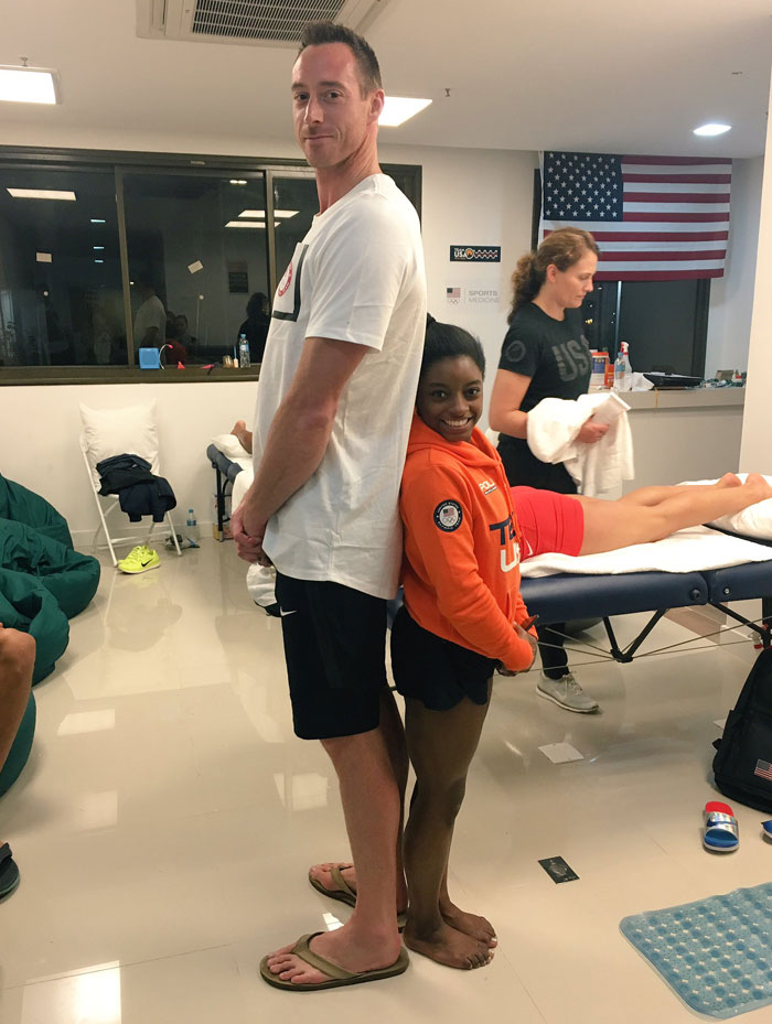 La diferencia de tamaño en los olímpicos no importa, según el deporte que practiques. Jugador de voleibol frente a gimnasta