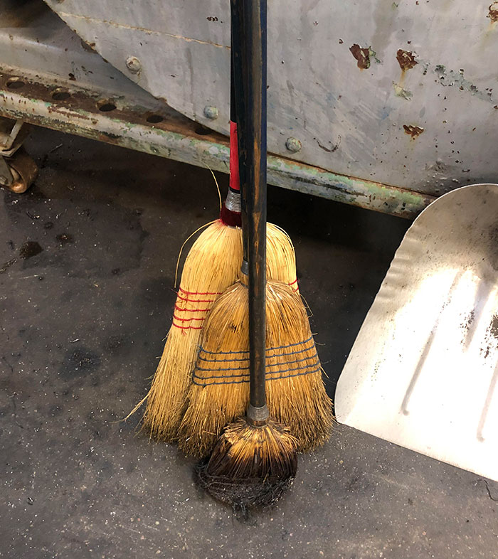 Progresión de una escoba en un taller mecánico