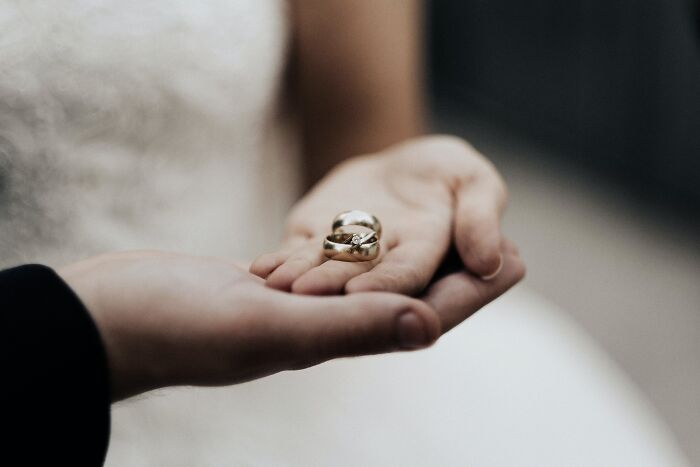 Preguntan a personas que se casaron sin una gran boda si harían algo diferente, y dan 20 respuestas sinceras