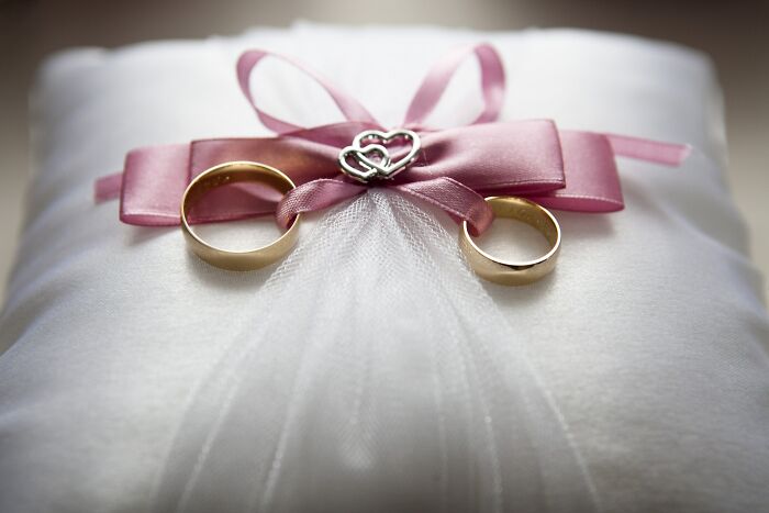 Preguntan a personas que se casaron sin una gran boda si harían algo diferente, y dan 20 respuestas sinceras