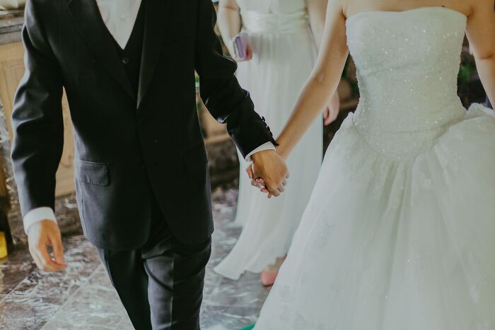 Preguntan a personas que se casaron sin una gran boda si harían algo diferente, y dan 20 respuestas sinceras
