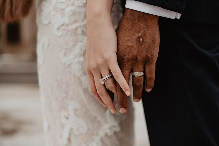 Preguntan a personas que se casaron sin una gran boda si harían algo diferente, y dan 20 respuestas sinceras
