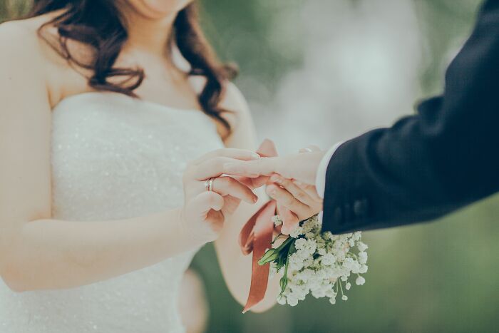 Preguntan a personas que se casaron sin una gran boda si harían algo diferente, y dan 20 respuestas sinceras