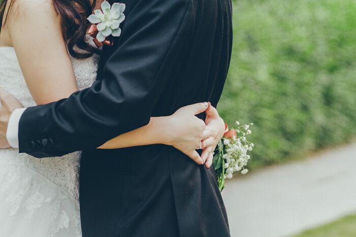 Preguntan a personas que se casaron sin una gran boda si harían algo diferente, y dan 20 respuestas sinceras