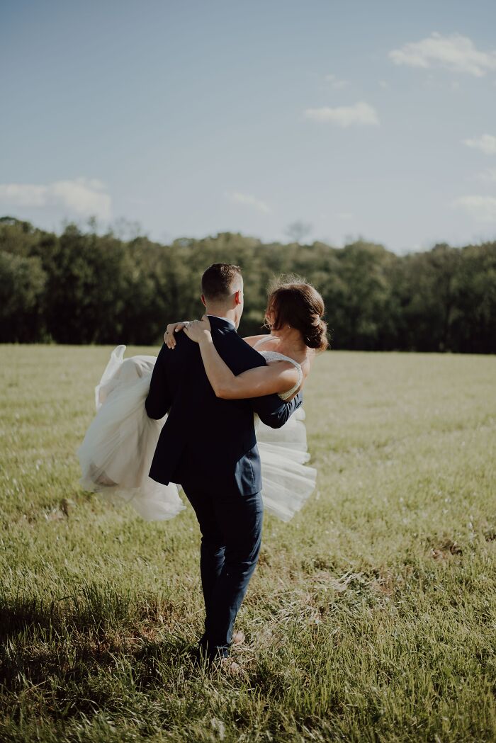 Preguntan a personas que se casaron sin una gran boda si harían algo diferente, y dan 20 respuestas sinceras