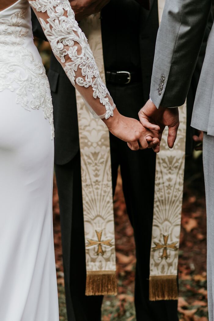 Preguntan a personas que se casaron sin una gran boda si harían algo diferente, y dan 20 respuestas sinceras