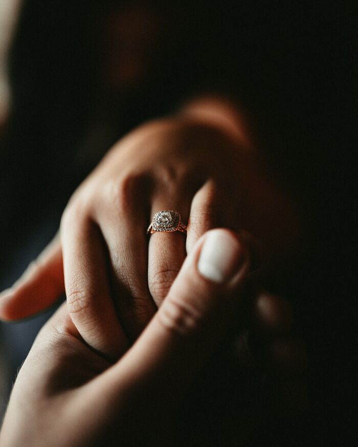 Preguntan a personas que se casaron sin una gran boda si harían algo diferente, y dan 20 respuestas sinceras