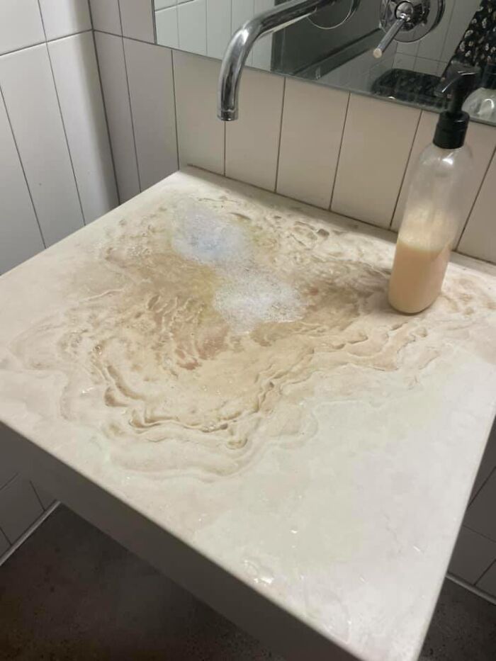 Esto era un lavabo en un baño público que usé ayer