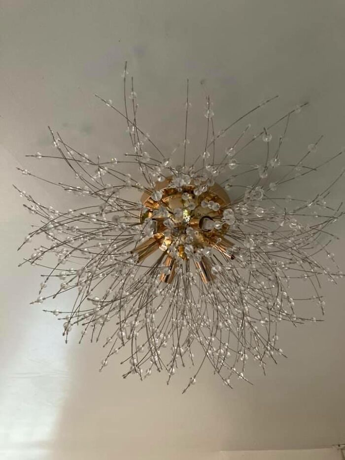 Esta es mi luz de techo. Es nueva, y me encantaba hasta que me uní a este grupo y me di cuenta de que no tenía ni idea de cómo limpiarla