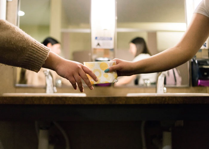 30 Respuestas honestas de hombres sobre cosas que no sabían de las mujeres hasta que convivieron con ellas