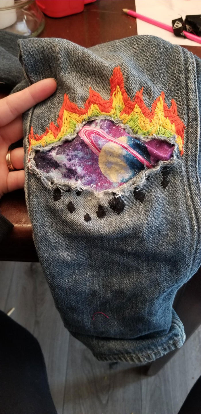 Tenía que remendarle un pantalón roto a mi hijo y me preguntó si podía hacerlo con “llamas en el espacio”
