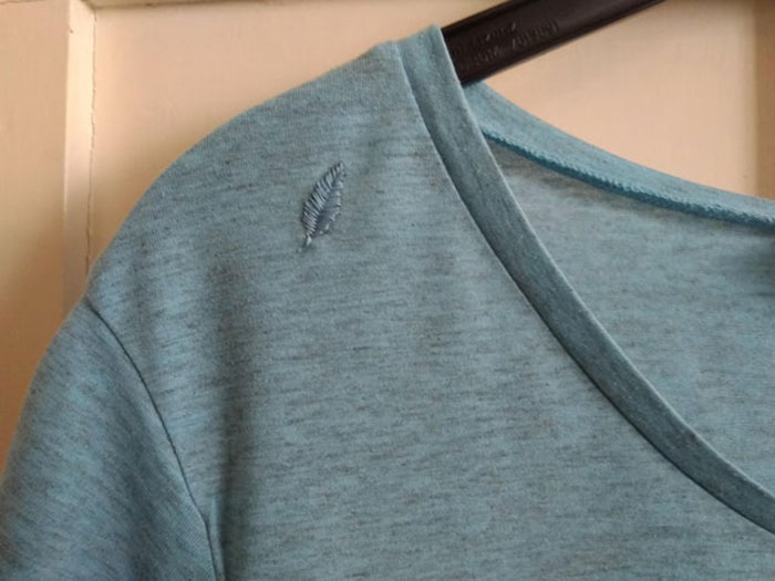 ¡Me encantó cómo quedó este remiendo! Creo que le aporta un poco de personalidad a esta camiseta básica