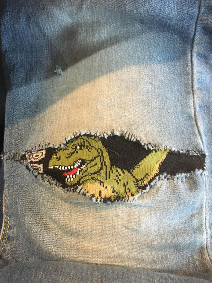 ¡Remendé este pantalón con un calcetín! (Lo había visto aquí y decidí hacer lo mismo con el pantalón de mi primo)