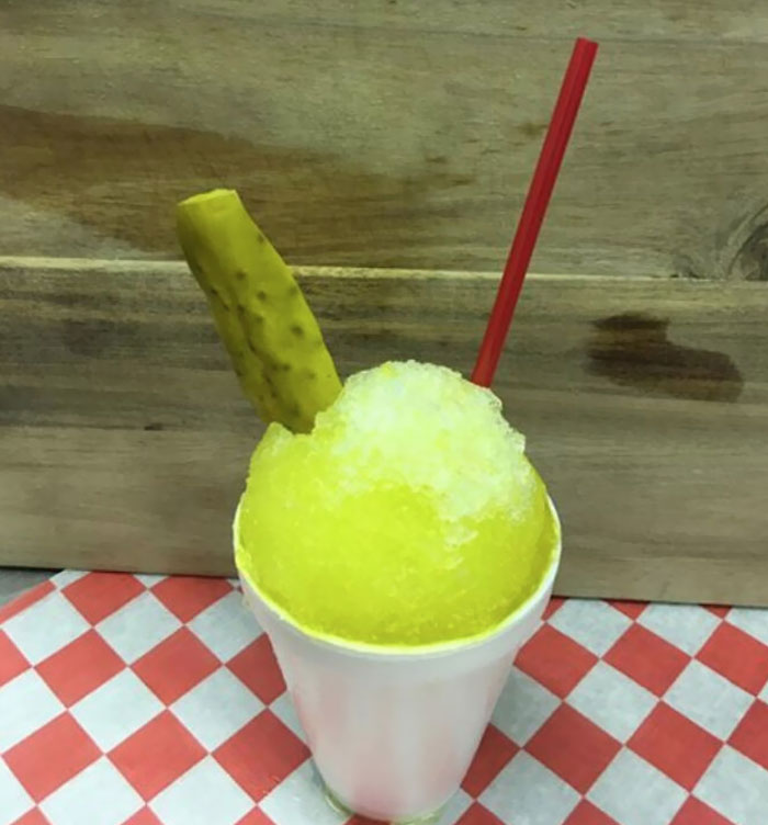 Raspado de pepinillo - Con verdadero jugo de salmuera y una tira de pepinillo en la medida de lo posible