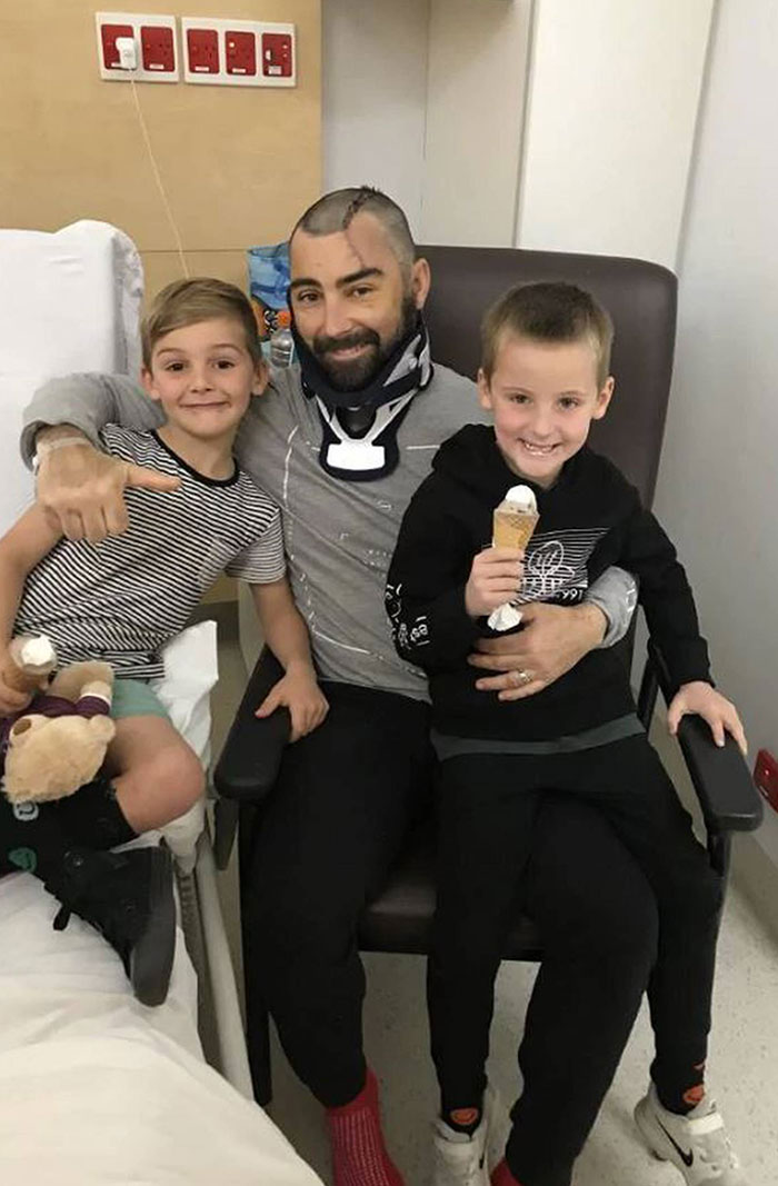 Brad Lewis salvó la vida de su hijo más pequeño al saltar tras él luego de que cayera del balcón