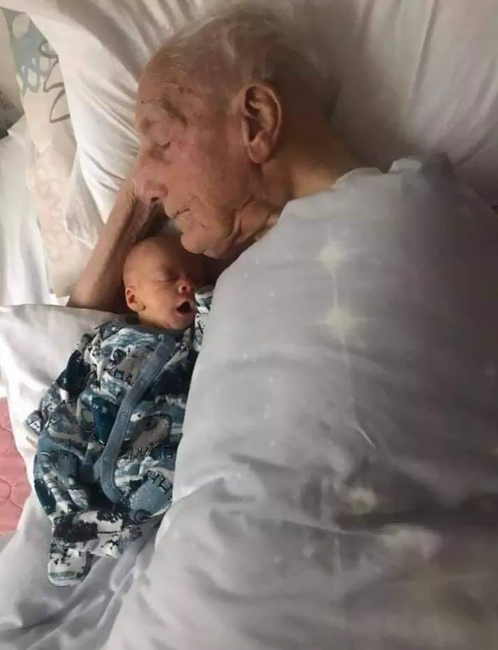 Este bebé de 5 semanas está durmiendo junto a su bisabuelo de 101 años 