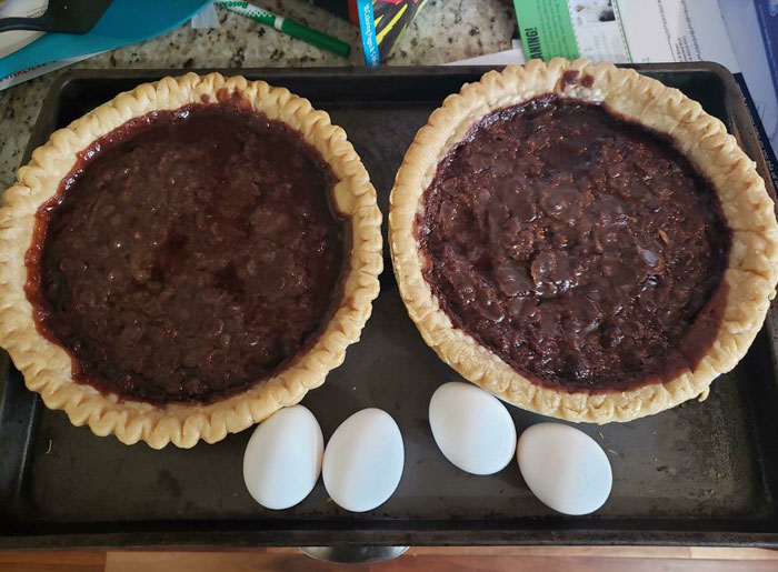 ¿Ven esos huevos? Se suponía que iban en la mezcla de las tartas. ¿El resultado? Dos basuras con chocolate caliente y aceitoso