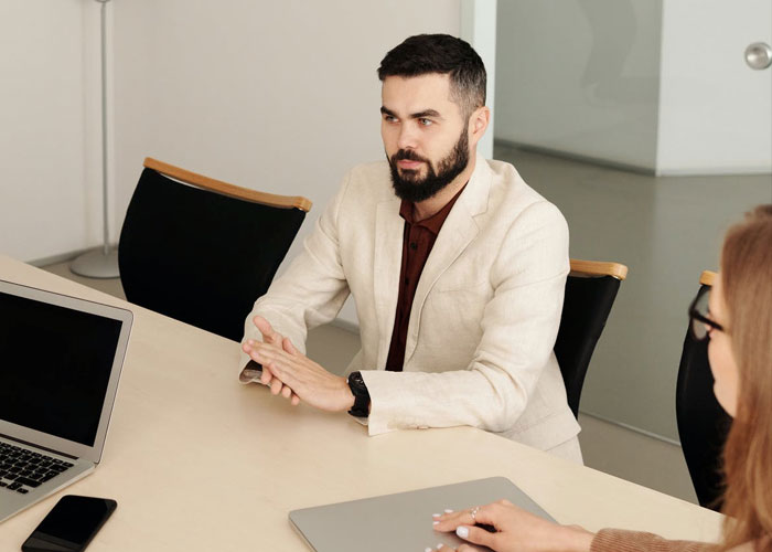 20 Personas que se marcharon de entrevistas de trabajo comparten por qué lo hicieron