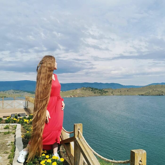 Rapunzel en la vida real: Esta mujer muestra lo que ocurre cuando no te cortas el pelo en 23 años