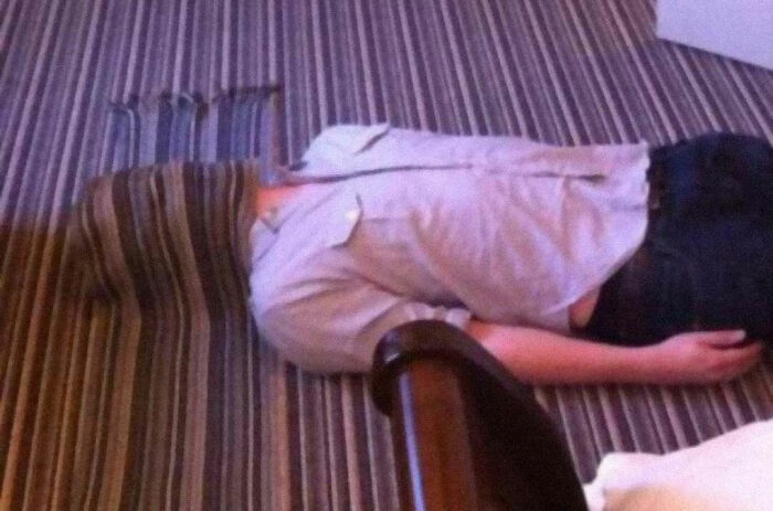 Mi bufanda accidentalmente coincide con la alfombra de mi hotel