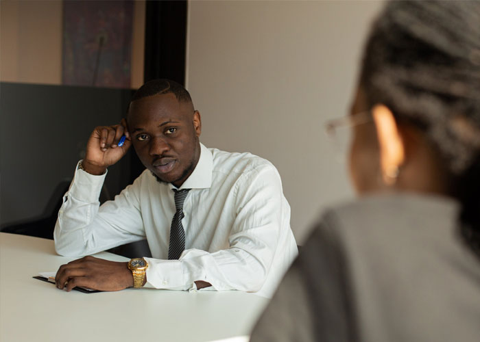 20 Personas que se marcharon de entrevistas de trabajo comparten por qué lo hicieron