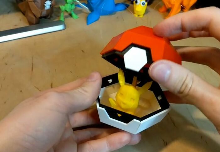 Hice una pokébola plegable que es un adorno de Navidad. Estoy muy contento con el resultado :)