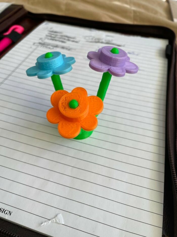 Puede que estas flores gigantes de Lego impresas en 3D sean mi nuevo objeto favorito para regalar a las personas