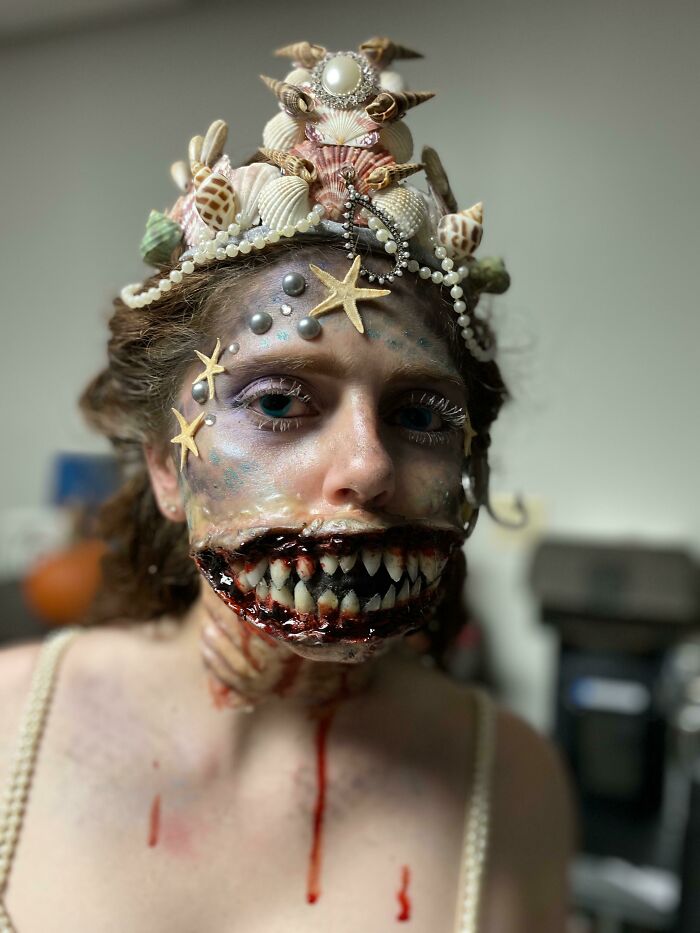 Este año decidí ser una sirena asesina para Halloween. Me llevó unas 4,5 horas