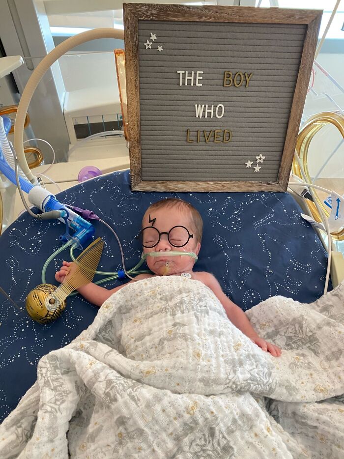 Mi hijo Maverick nació a las 25 semanas. Ha sido muy fuerte durante su estancia en la Unidad de Cuidados Intensivos y, con suerte, volverá a casa en diciembre.