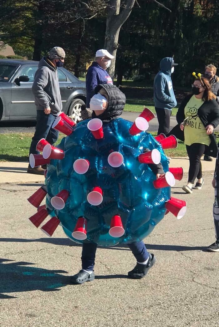 Un niño se disfrazó de "Coronavirus" para Halloween