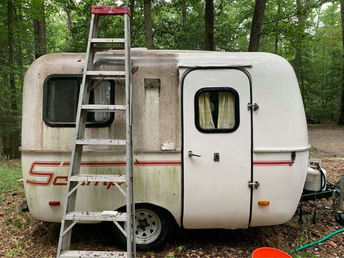 Limpiando la vieja caravana con una máquina de limpiar mágica
