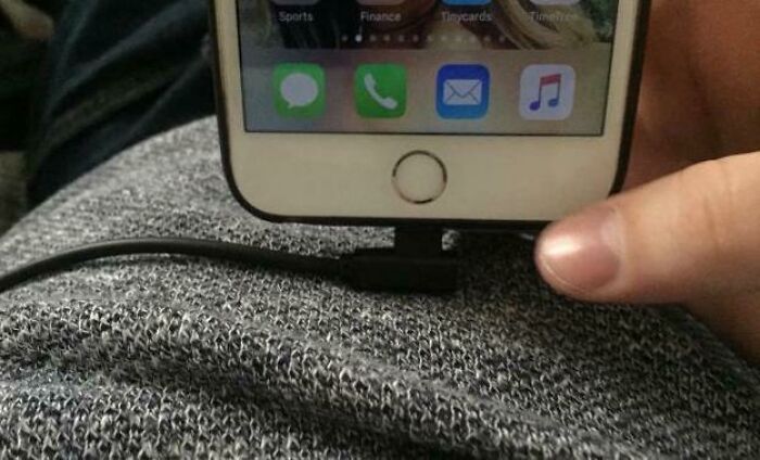 Un cargador que se mantiene plano cuando se usa para que no se doble ni se rompa
