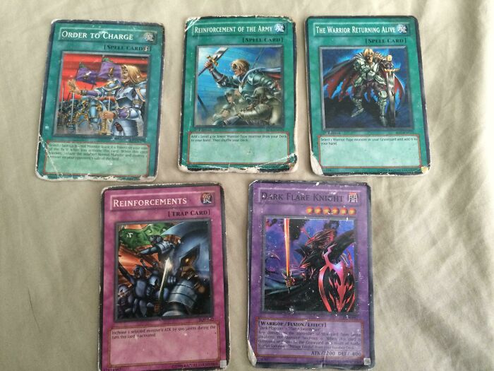 Cuando tenía 9 años, destinaron a mi padre a Irak y le dí estas cartas de Yu-gi-oh para mantenerle a salvo. Llevan 12 años en su cartera