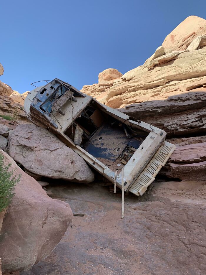 Los niveles de agua en el lago Powell son tan bajos que puedes encontrar viejos restos fuera del agua