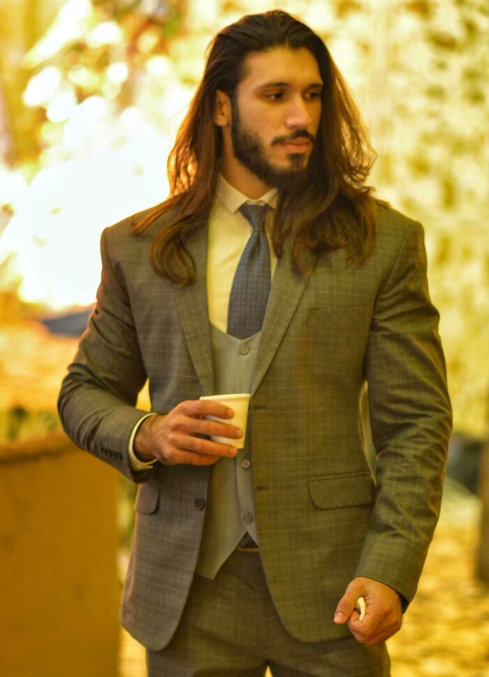 27 años, con el pelo suelto en una boda