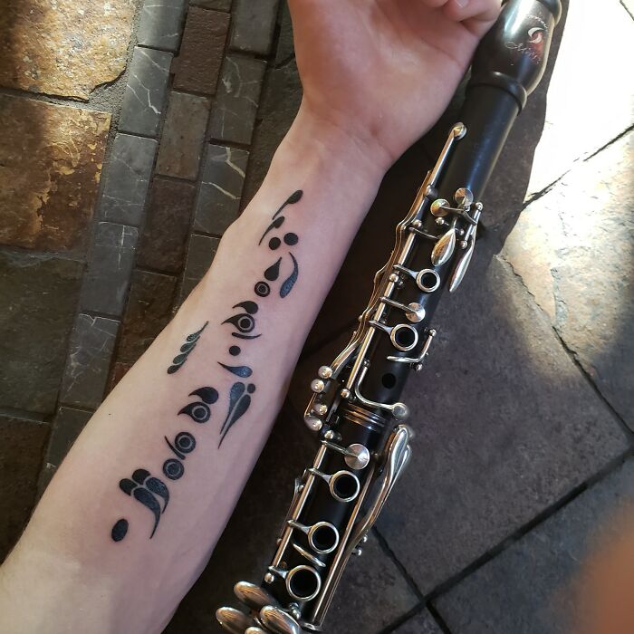 ¡Primer tatuaje! Clarinete diseñado por mi padre y realizado por Pascal Guimond en Sinister Skin en Port Moody BC