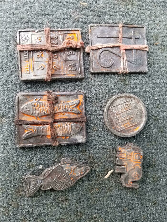 Encontré estos objetos de metal blando mientras detectaba metales debajo de un muelle con la marea baja
