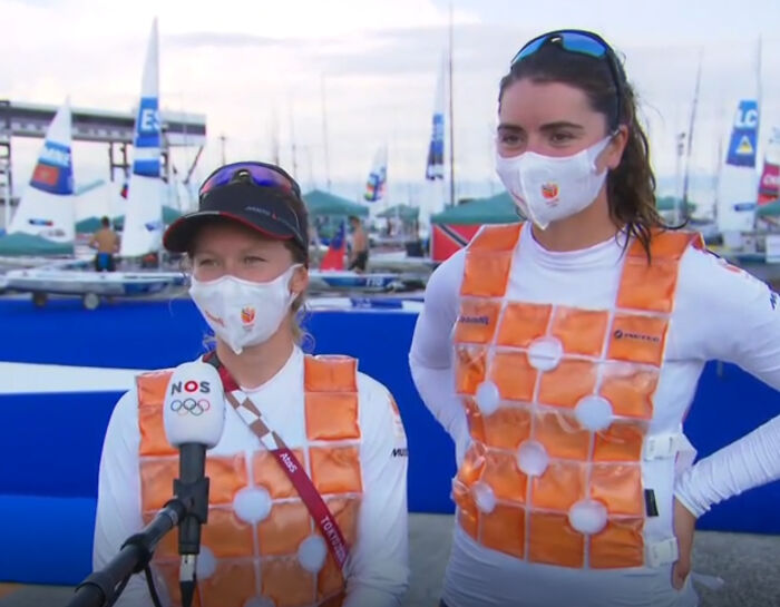 ¿para Qué Sirven Estos Chalecos Con Bolsas De Líquido Que Llevan Las Regatistas Olímpicas? Llevado Por Las Regatistas Holandeses Bekkering Y Duetz Durante Una Entrevista Posterior A La Regata