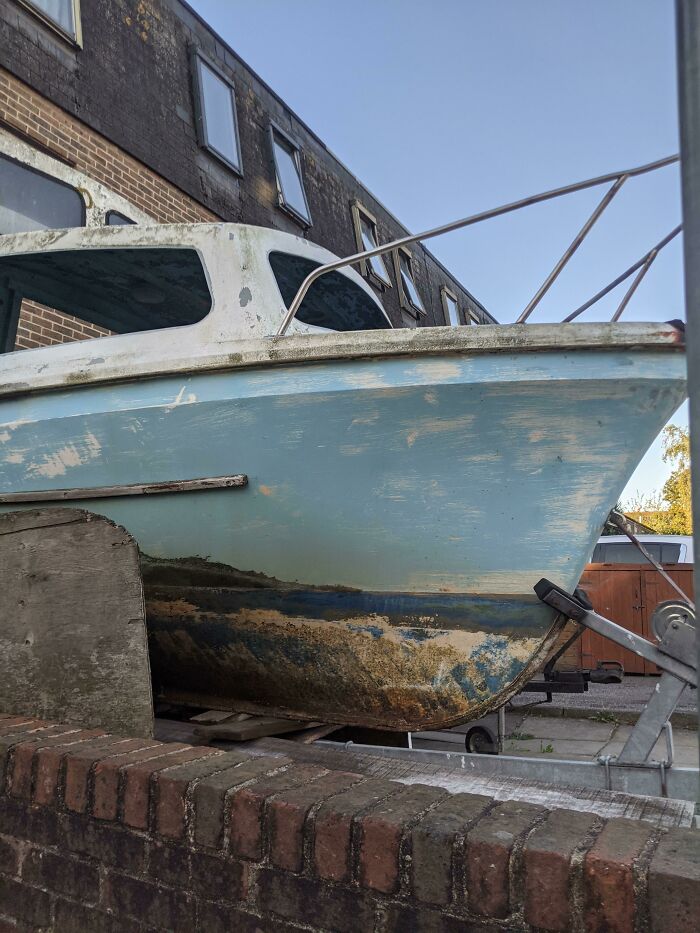 El desgaste y las marcas de rozaduras de este barco parecen una isla en el mar