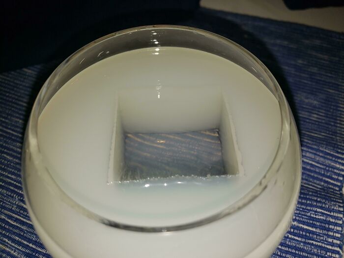 El hielo trasparente en mi absenta hace que parezca que le cortaron un pedazo