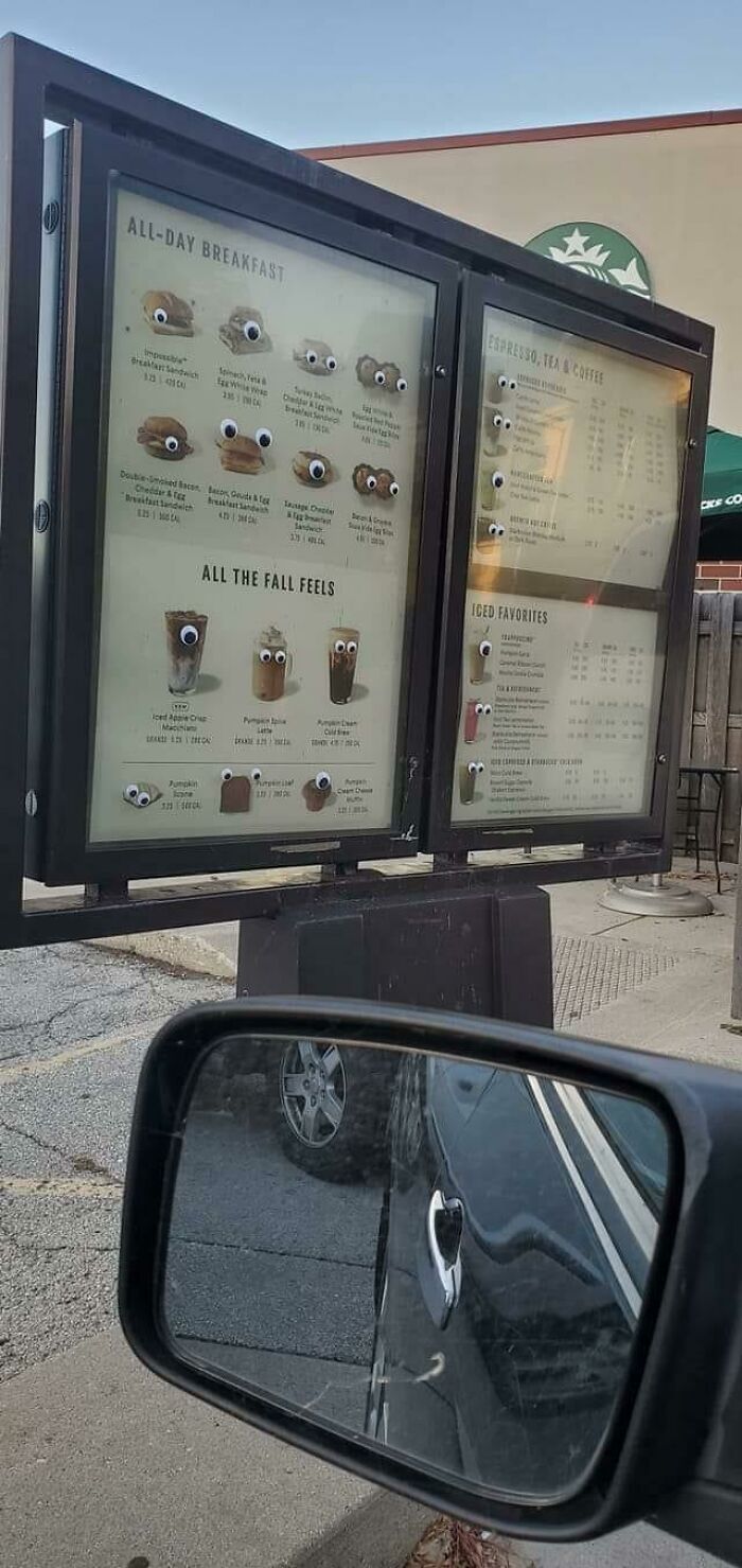 Alguien puso ojos saltones en el menú del Starbucks de mi localidad