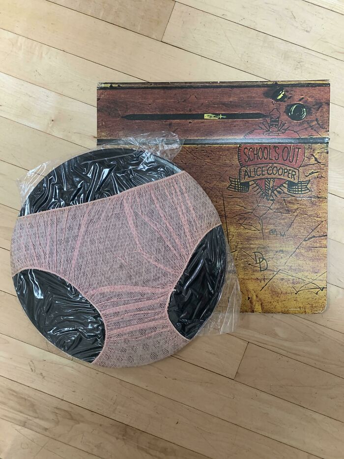 Mi mamá tiene un disco de Alice Cooper de 1972 sin abrir, con todo y sus pantis