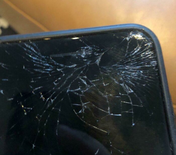 Se me cayó el teléfono y la pantalla estrellada parece un colibrí