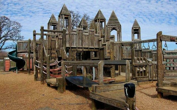 Los patios de juegos y columpios de madera