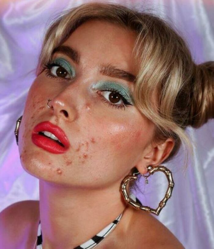 Una empresa de maquillaje utiliza una modelo con piel real