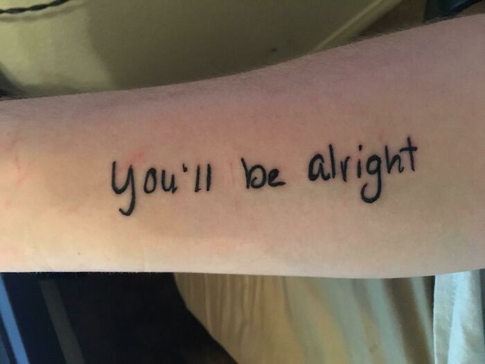 Me tatué una de las frases que más decía mi madre con su caligrafía
