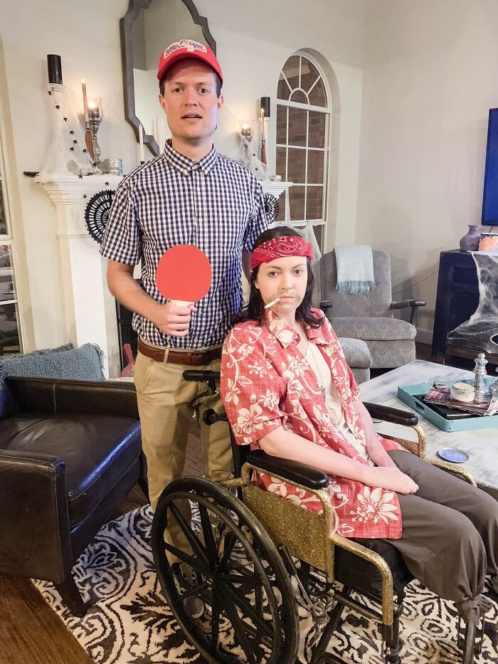 Este es mi primer Halloween como amputada doble por debajo de las rodillas, y mi esposo y yo nos disfrazamos de Forrest Gump y el Teniente Dan