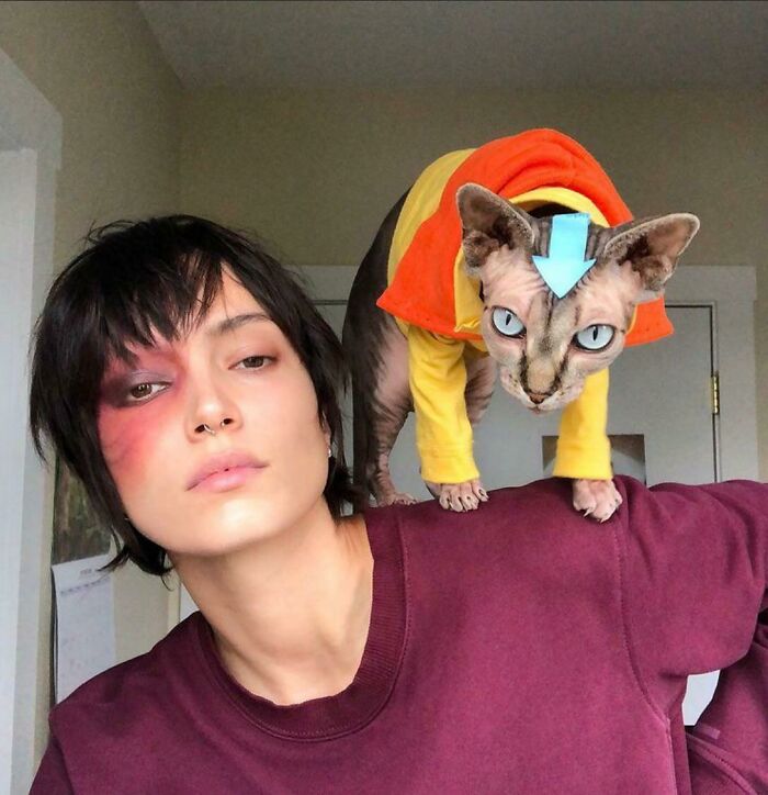 Nuestro disfraz de Halloween de este año. Yo como Zuko, mi gato Cashew como Aang